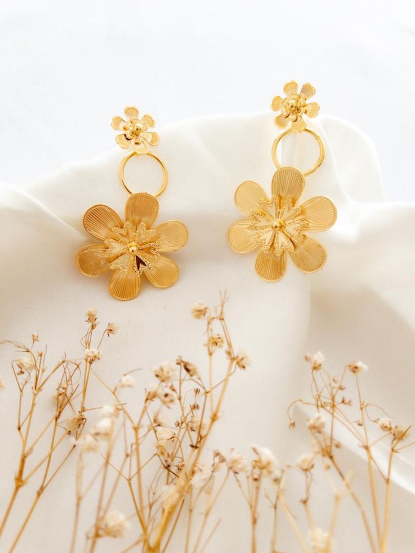 Arete flor rayado acero