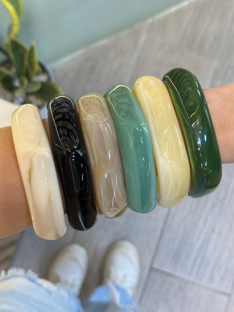 Pulsera acrílica semicuadrada 