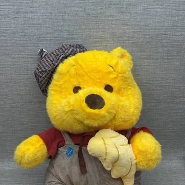 Imagen del producto  WINNIE POOH CON OVEROL DE 45CM 