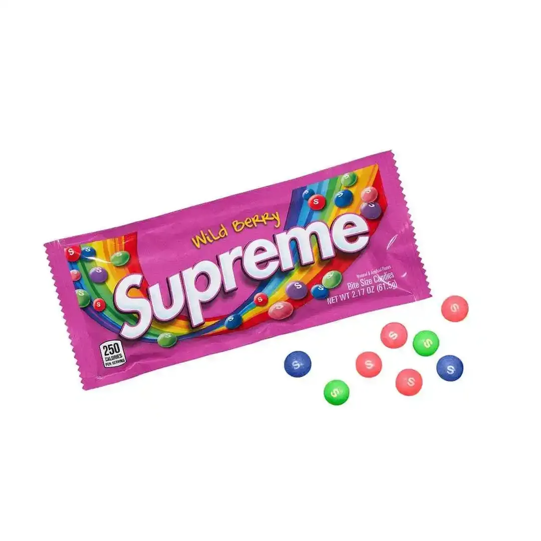 SKITTLES X SUPREME "WILD BERRY" (NO APTO PARA CONSUMO)