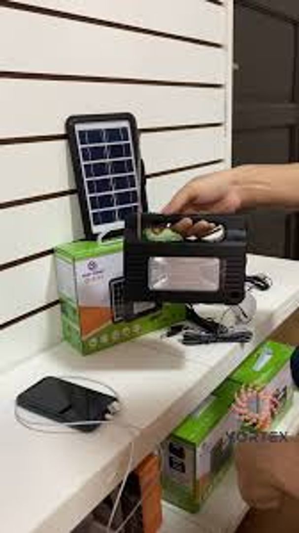 LINTERNA DE MANO CON BOMBILLOS Y PANEL SOLAR REF 9051