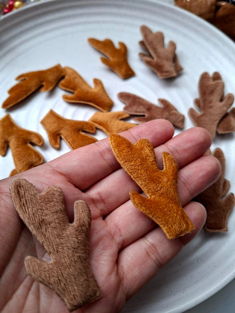 Cuernos Renos 6x3.4cm Gamuza 