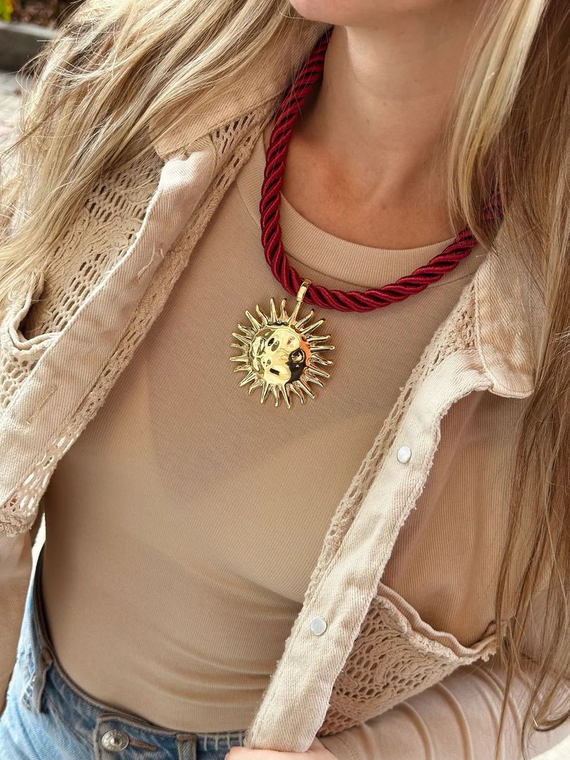 COLLAR SOL ROJO