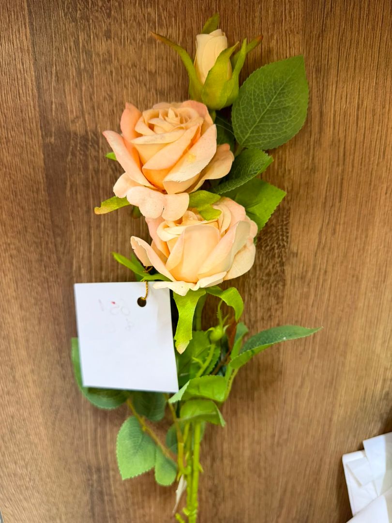 VARA DE 2 FLORES Y BOTON CURUBA CREMA