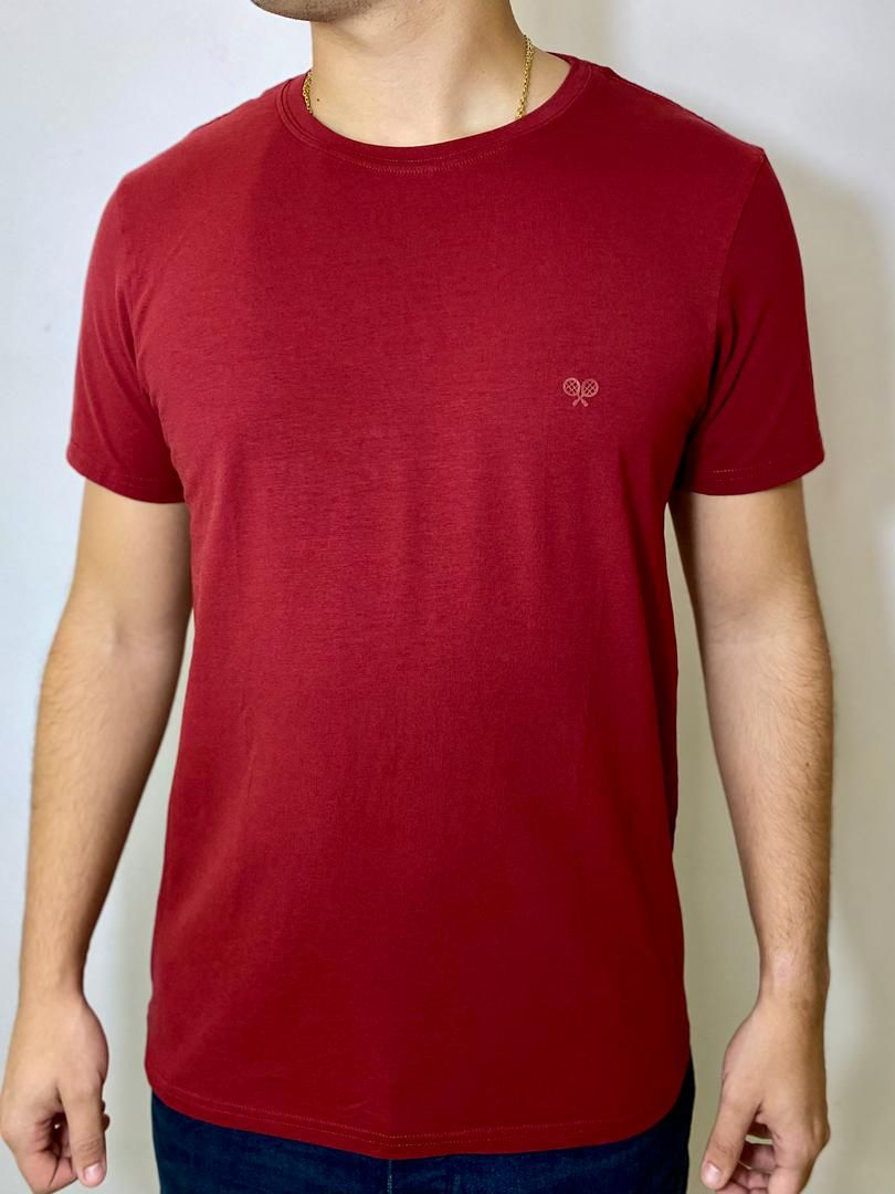 CAMISETA TENNIS ESSENCIALS - VINO