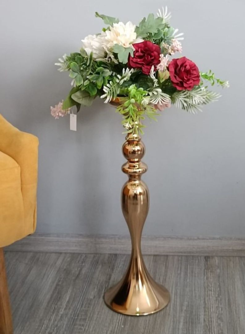 Base para flores dorada en metal.