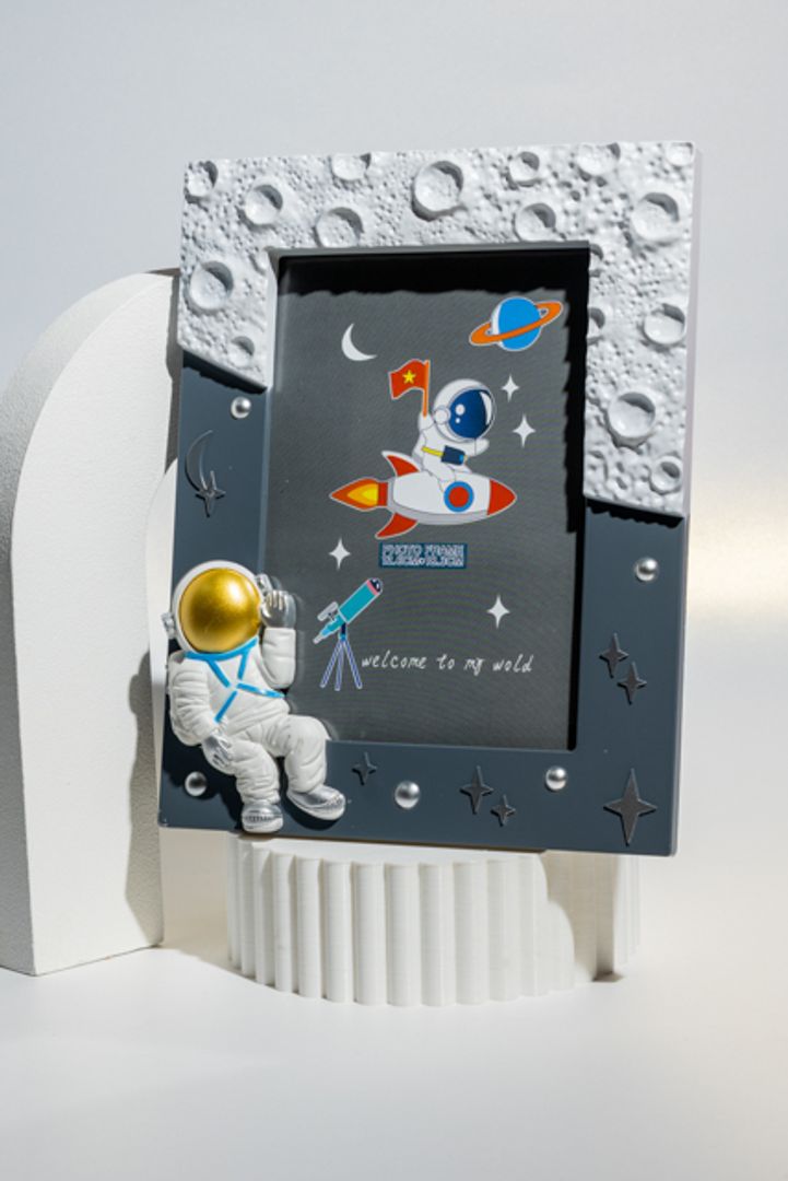 PORTARETRATO ASTRONAUTA SENTADO