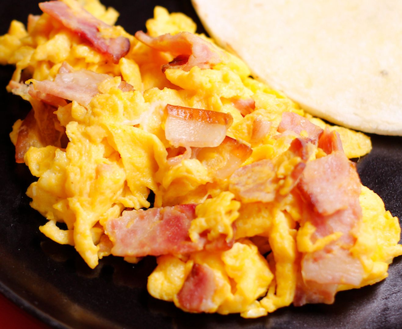 Huevos Tocineta 