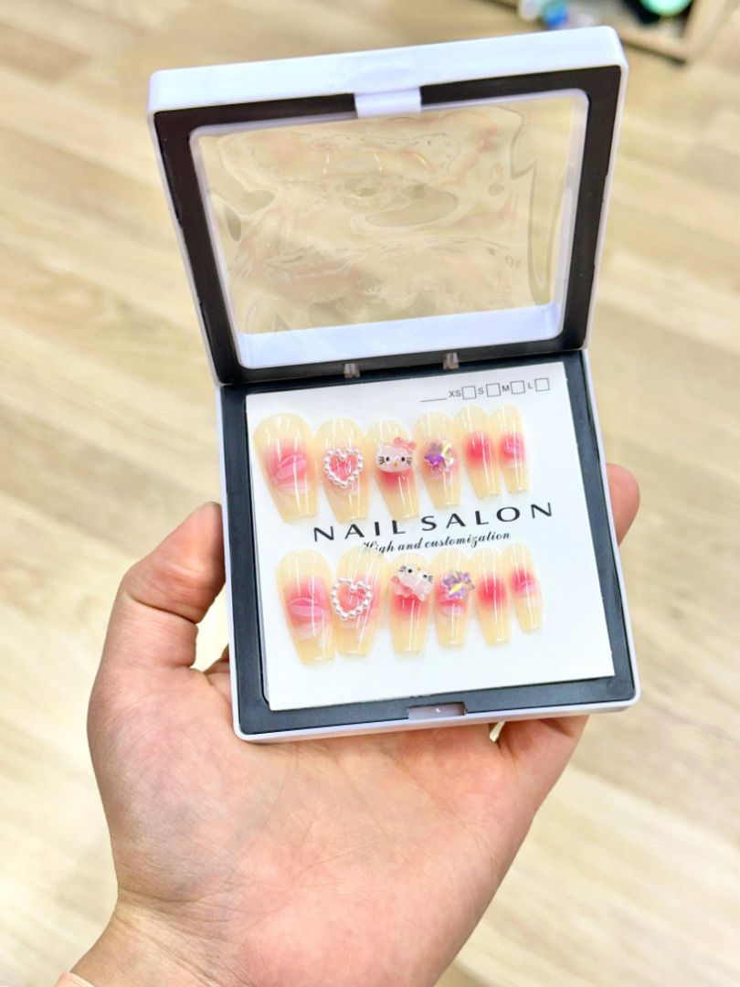 ️uñas postillas 3D  HELLO KITTY 