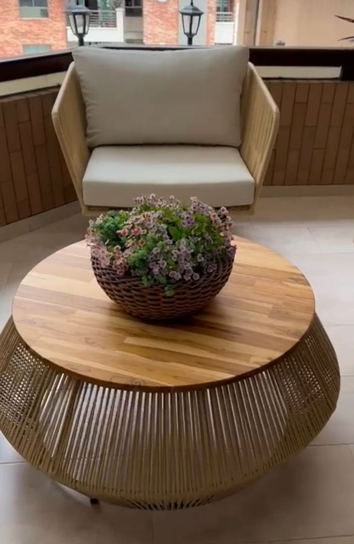 Mesa con teca y tejido a mano