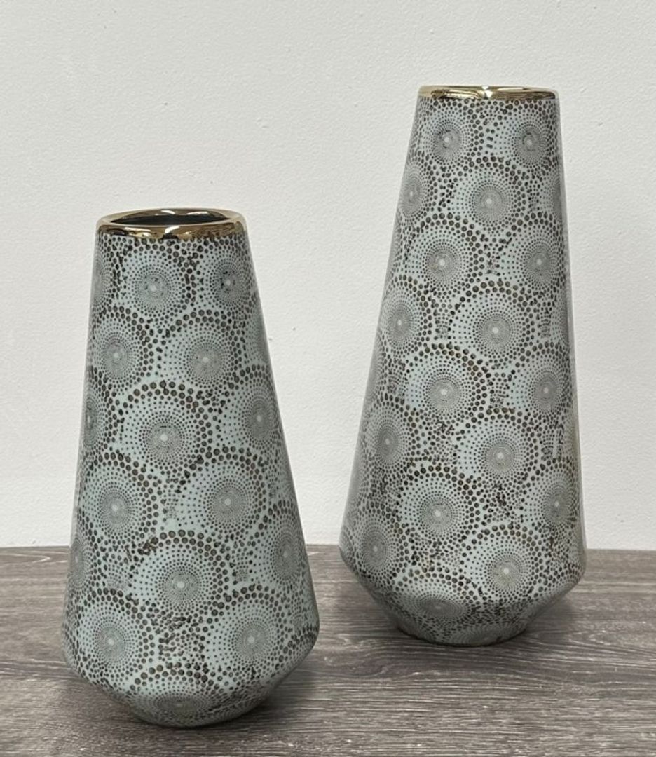 Floreros en cerámica dorado con blanco.