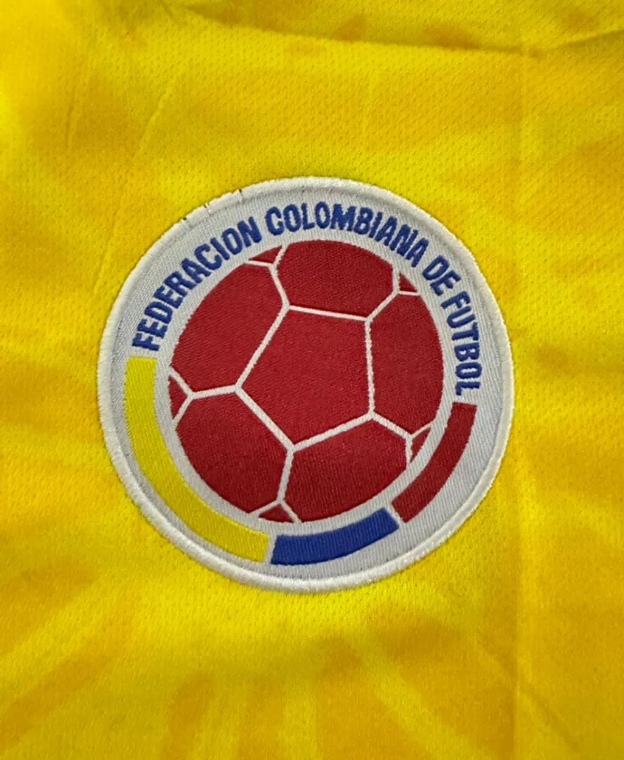 CAMISETA SELECCION COLOMBIA BORDADA 1.1 MUNDIAL 2026 