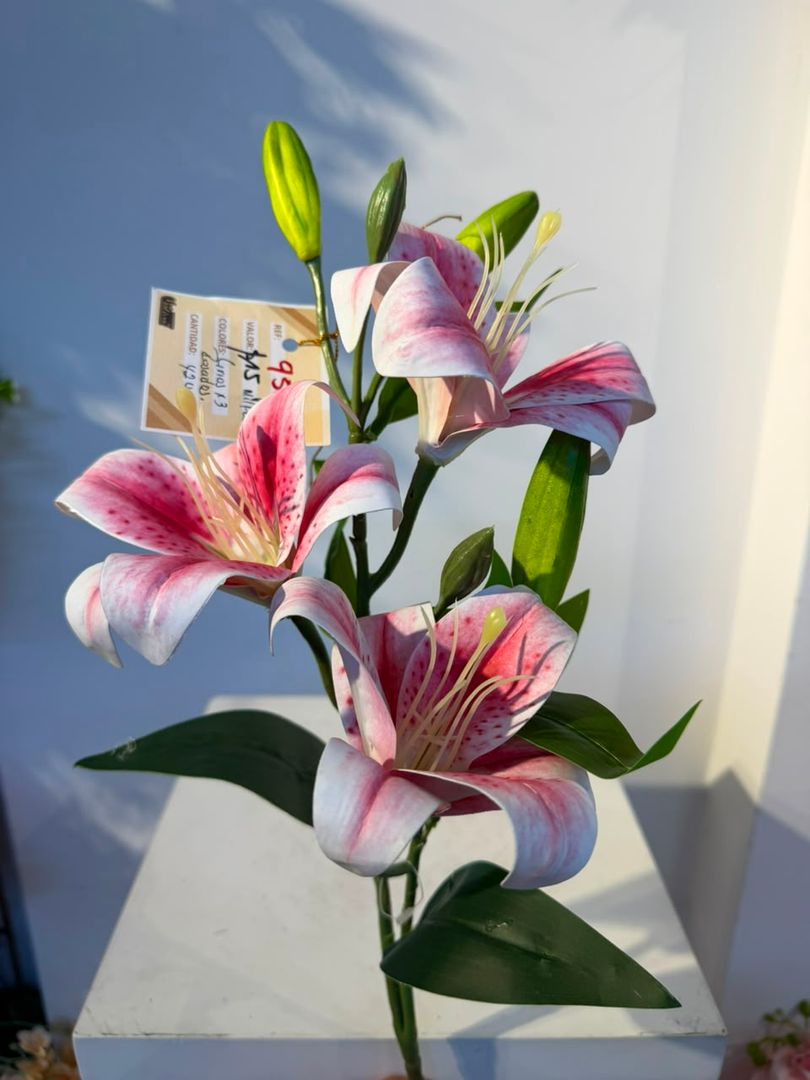 LIRIO ROSADO CON BLANCO X 3 CON BOTON LATEX