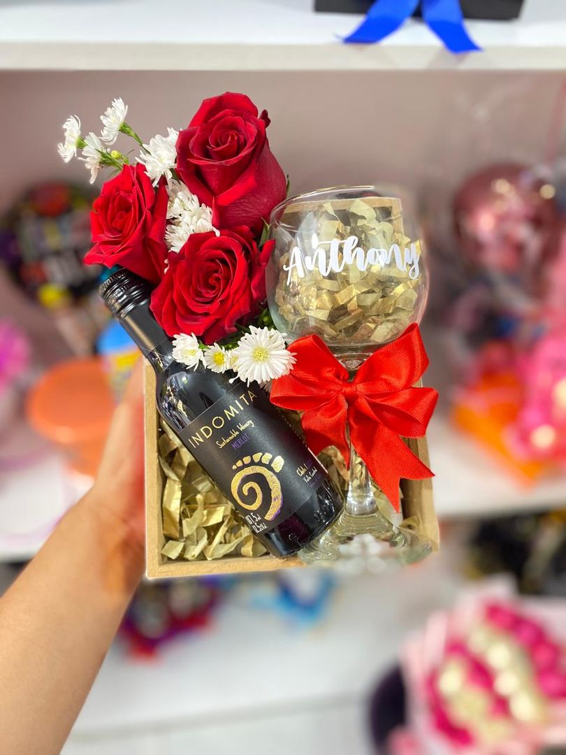 mini detalle con Vino, copa y rositas 