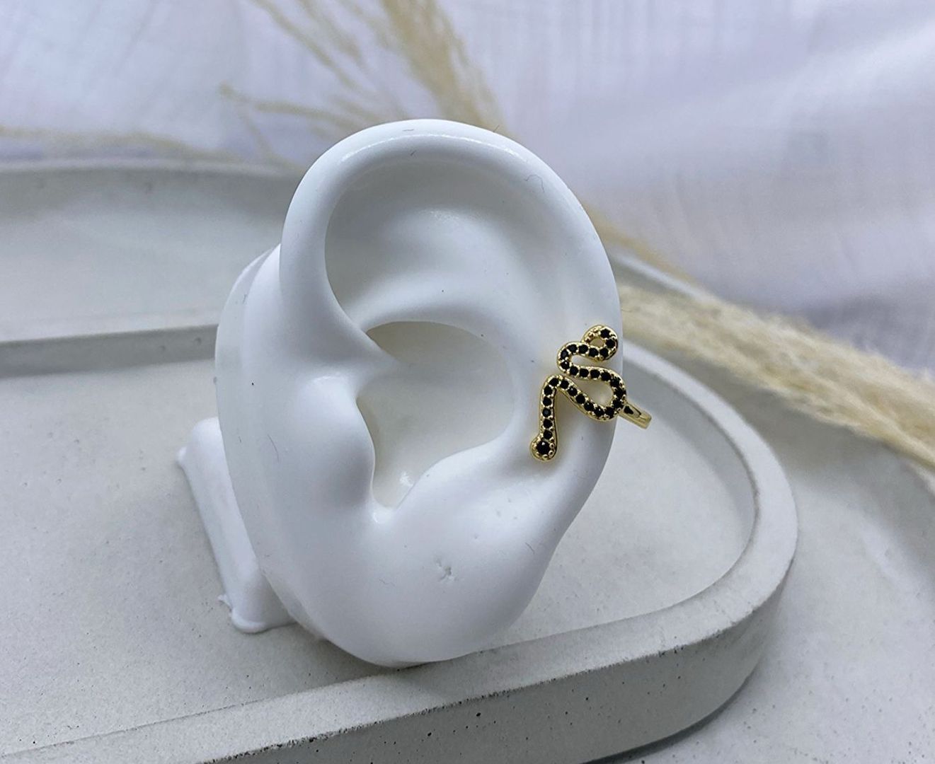 Earcuff serpiente, piedra negra, covergold 