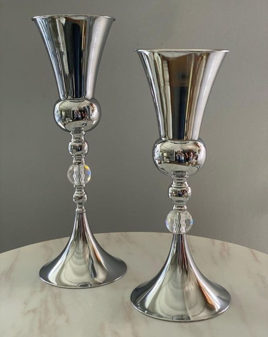 Bases para flores plateadas en metal.