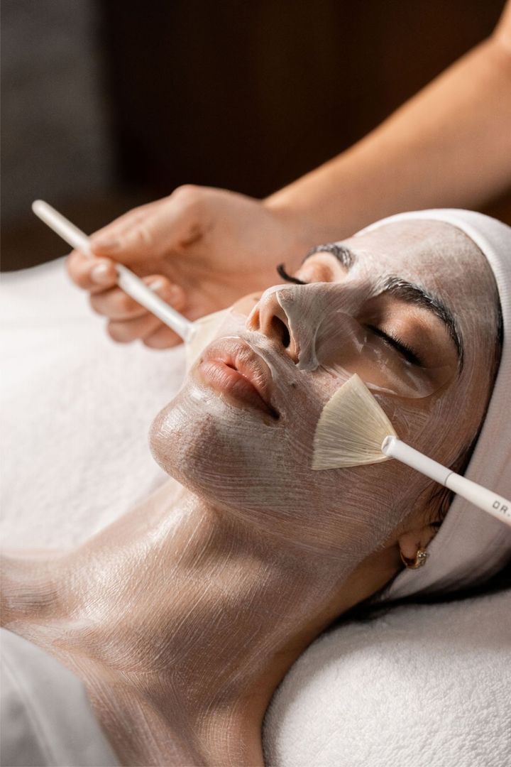 Limpieza facial profunda con hidratación 