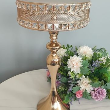 Imagen del producto base para flores dorada en metal.