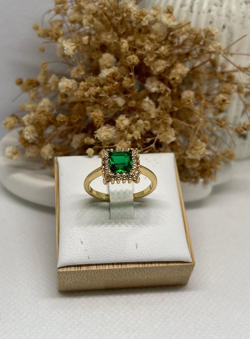 Anillo circon cuadrado verde tallado liso