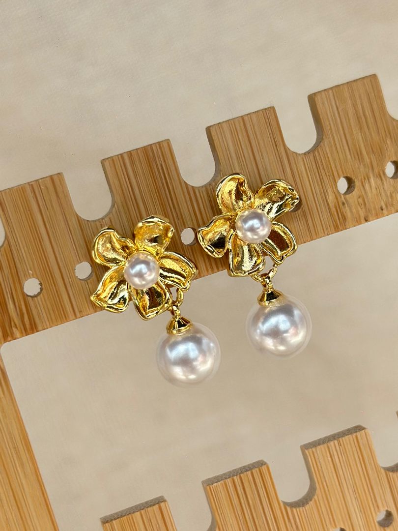 Arete flor perla colgante 