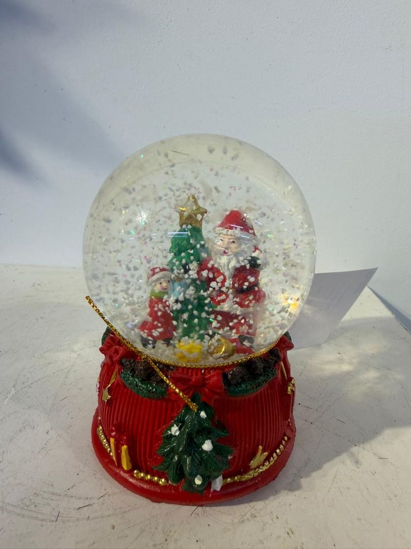 BOLA DE NIEVE CON LUZ SANTA CON ARBOL