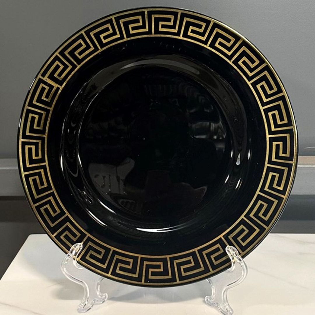 PLATO BAJO EN CRISTAL NEGRO BORDE DORADO