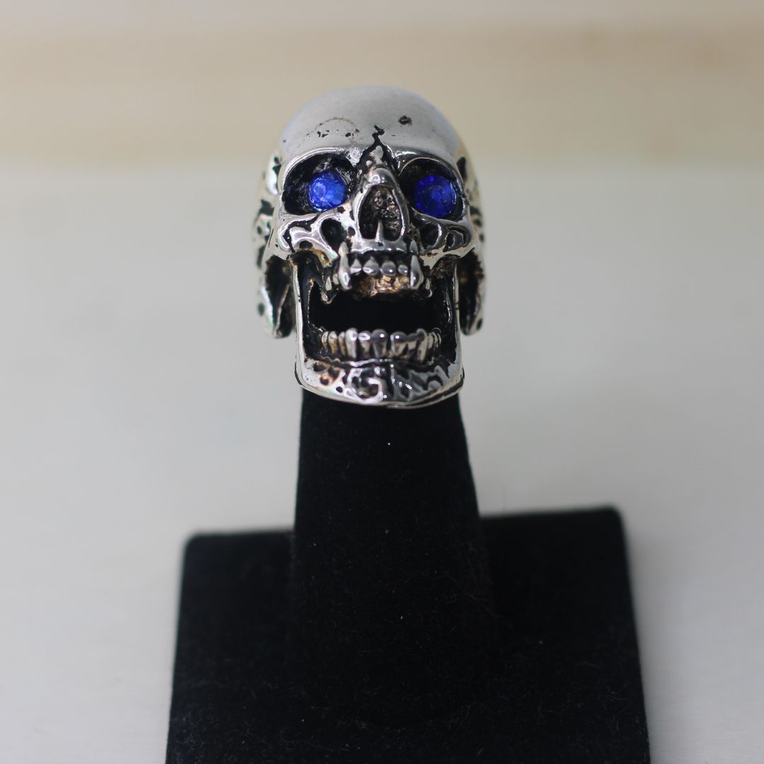 ANILLO CALAVERA OJOS AZULES GRANDES