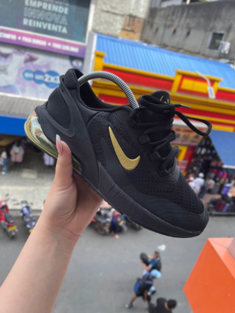 NIKE 270