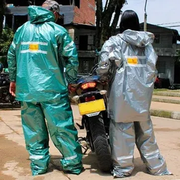 Imagen del producto Impermeable Plástico Metalizado 6 Bandas Reflectivas Para Moto/Bicicleta Victoria