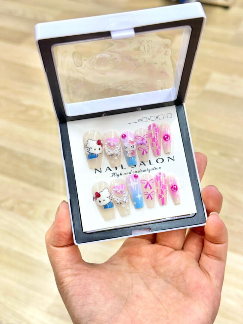 ️uñas postillas 3D  HELLO KITTY 