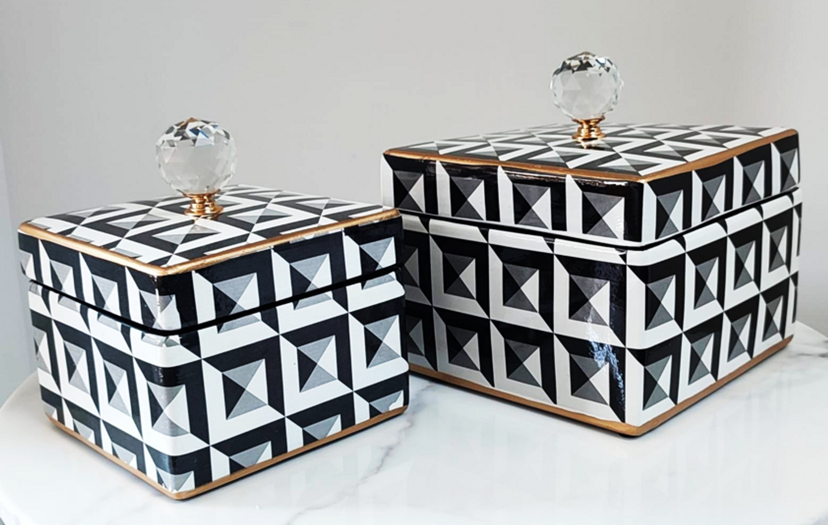 Jarrones de cerámicas en blanco con negro