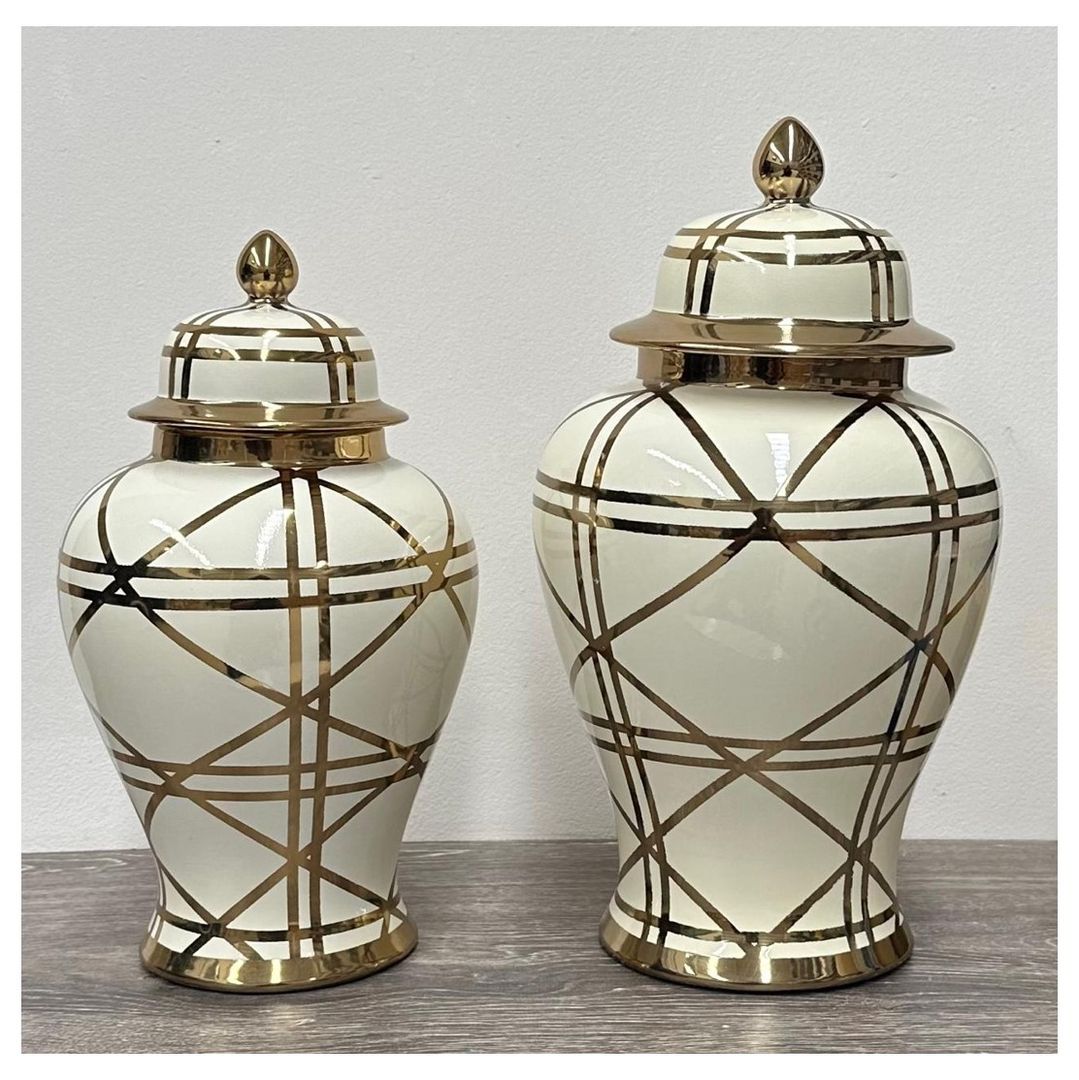 Set Jarrones cerámicas en crema con dorado.