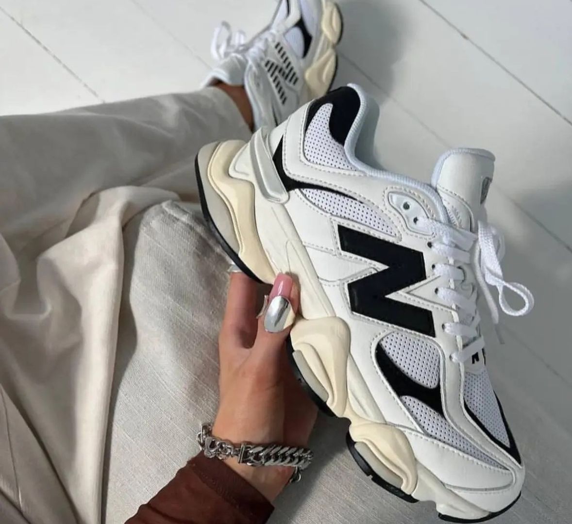 9060 blanco con detalles en  negro 