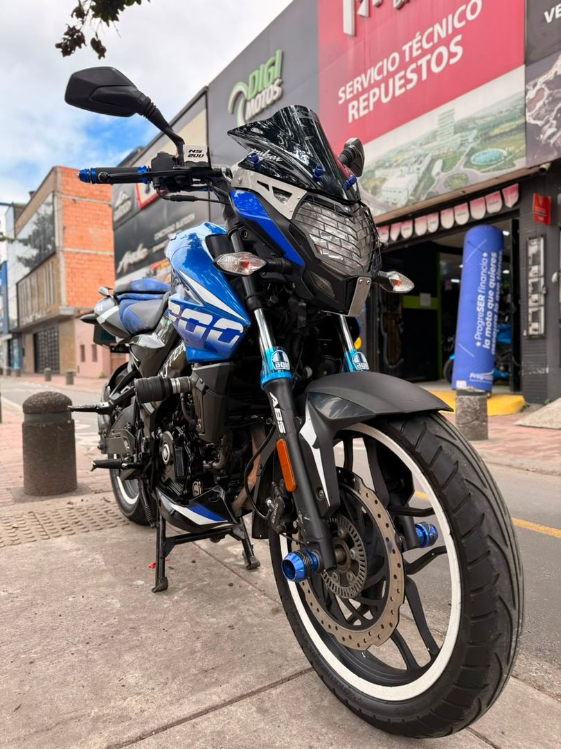 BAJAJ PULSAR NS  200 FI ABS