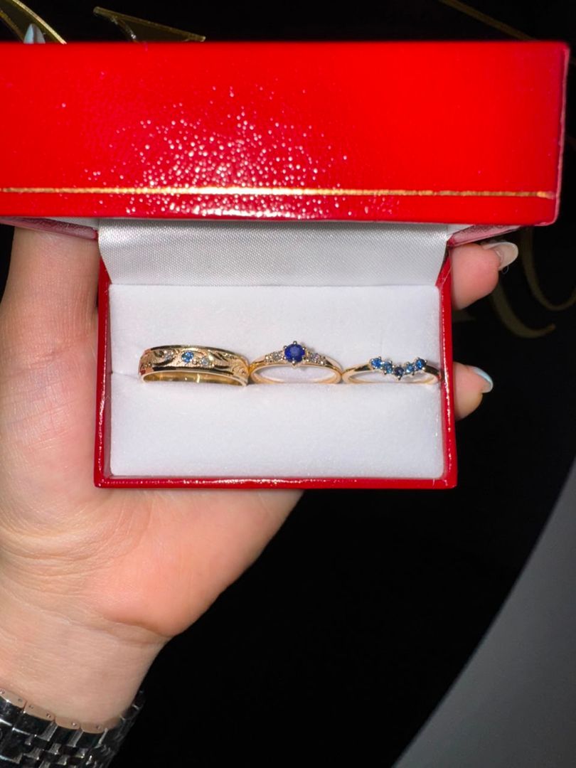 Trío argollas y anillo de compromiso zafiros