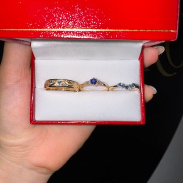 Imagen del producto Trío argollas y anillo de compromiso zafiros