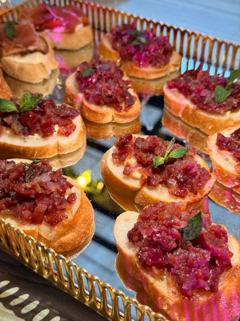 TOSTADAS DIP DE TOCINETA