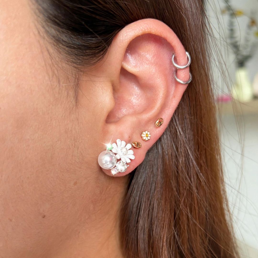 Arete perla con flor