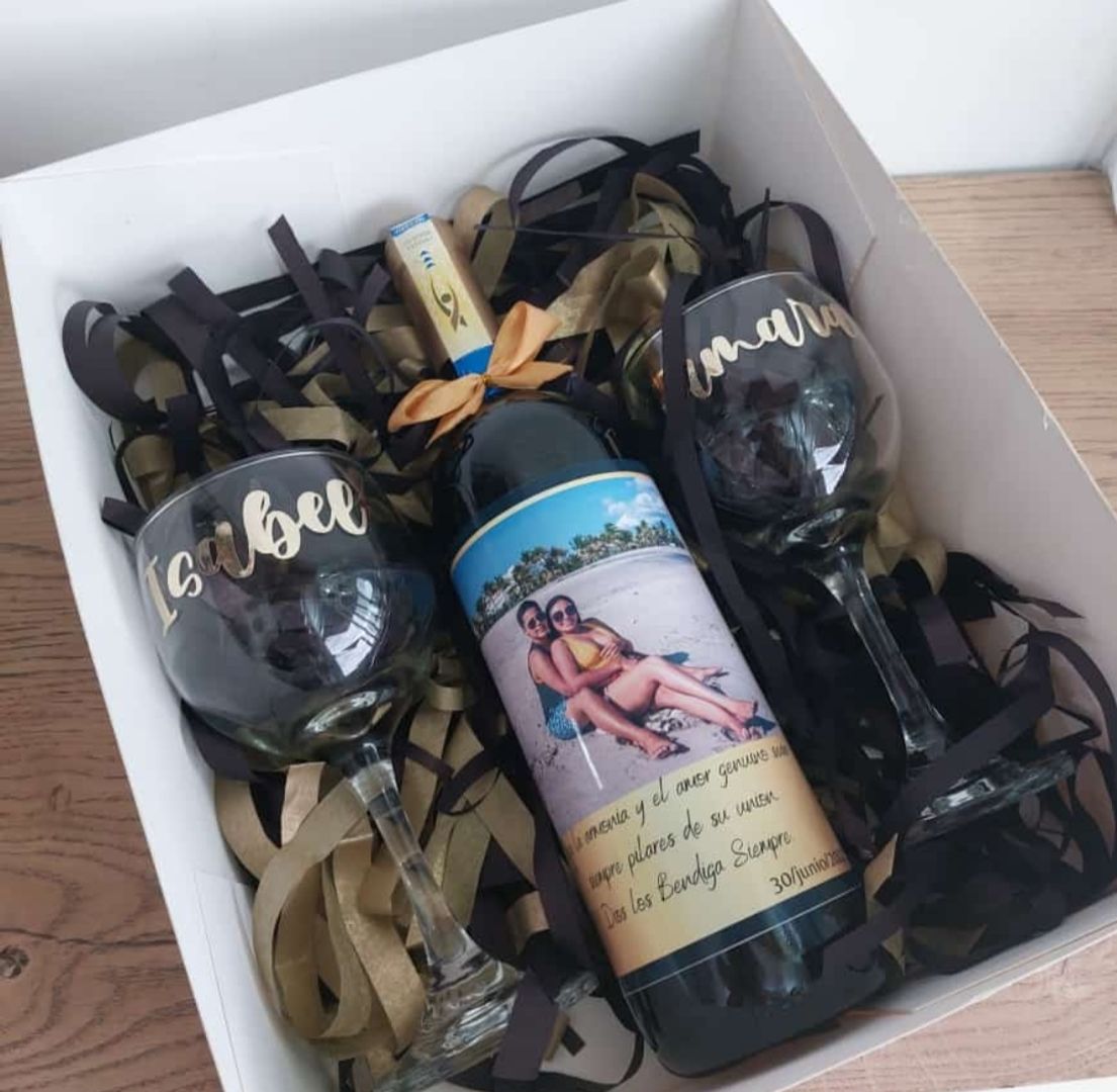Vino y copas personalizadas