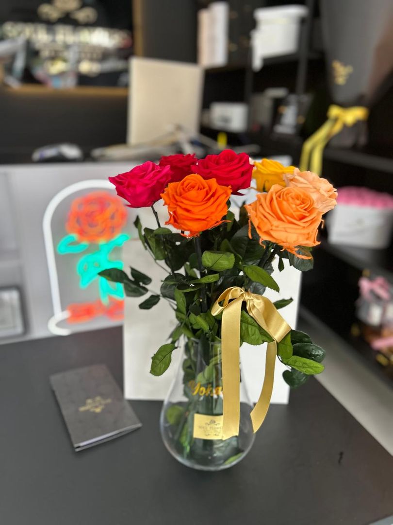 FLORERO CON ROSAS PRESERVADAS