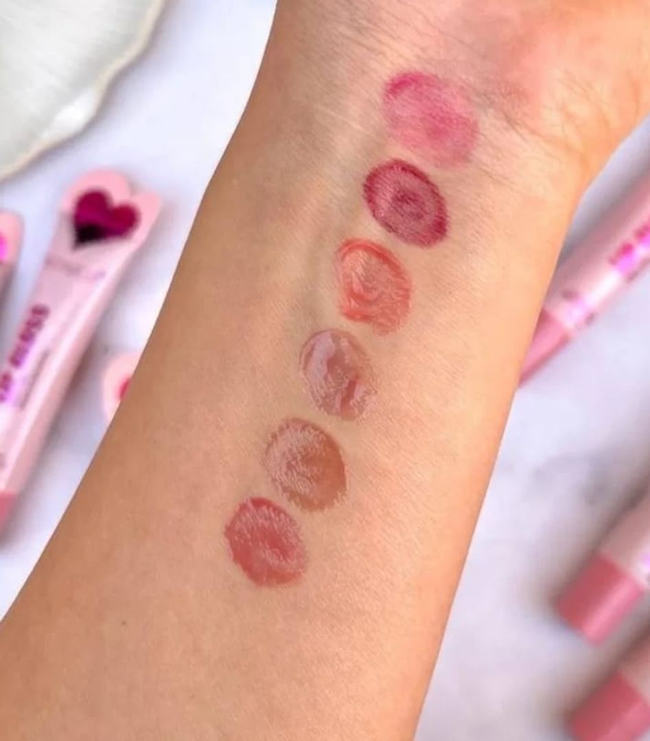 100- LIP GLOSS LOVE ME 