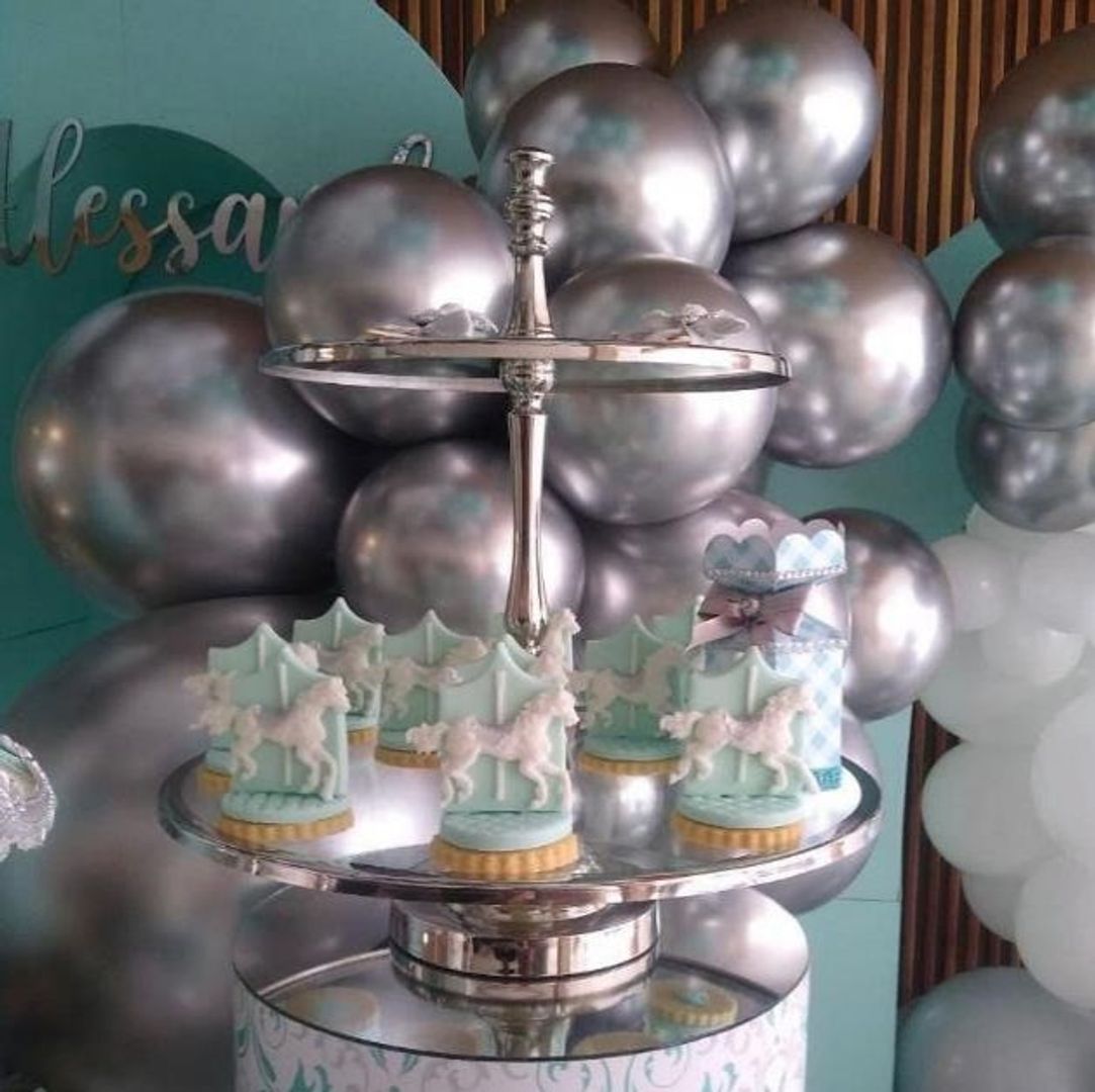 Base para pasteles plateado en metal con cristal