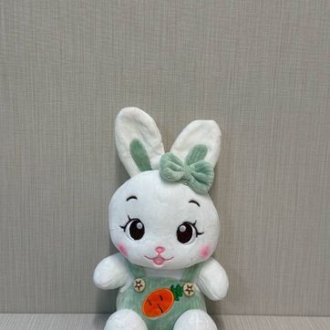 Imagen del producto CONEJO OVEROL VERDE 20 CM