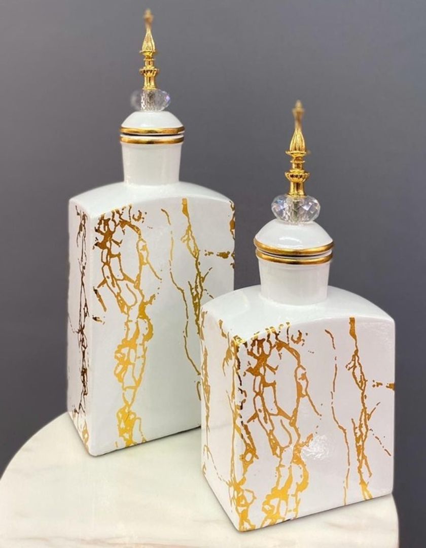 Jarrones de cerámicas en blanco con dorado.
