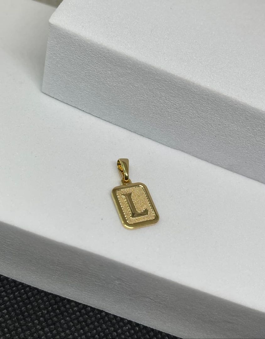 Dije letra L placa diamantada