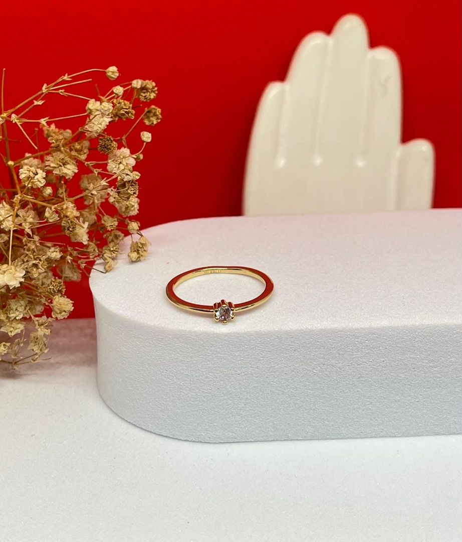 Anillo solitario delgado cristral
