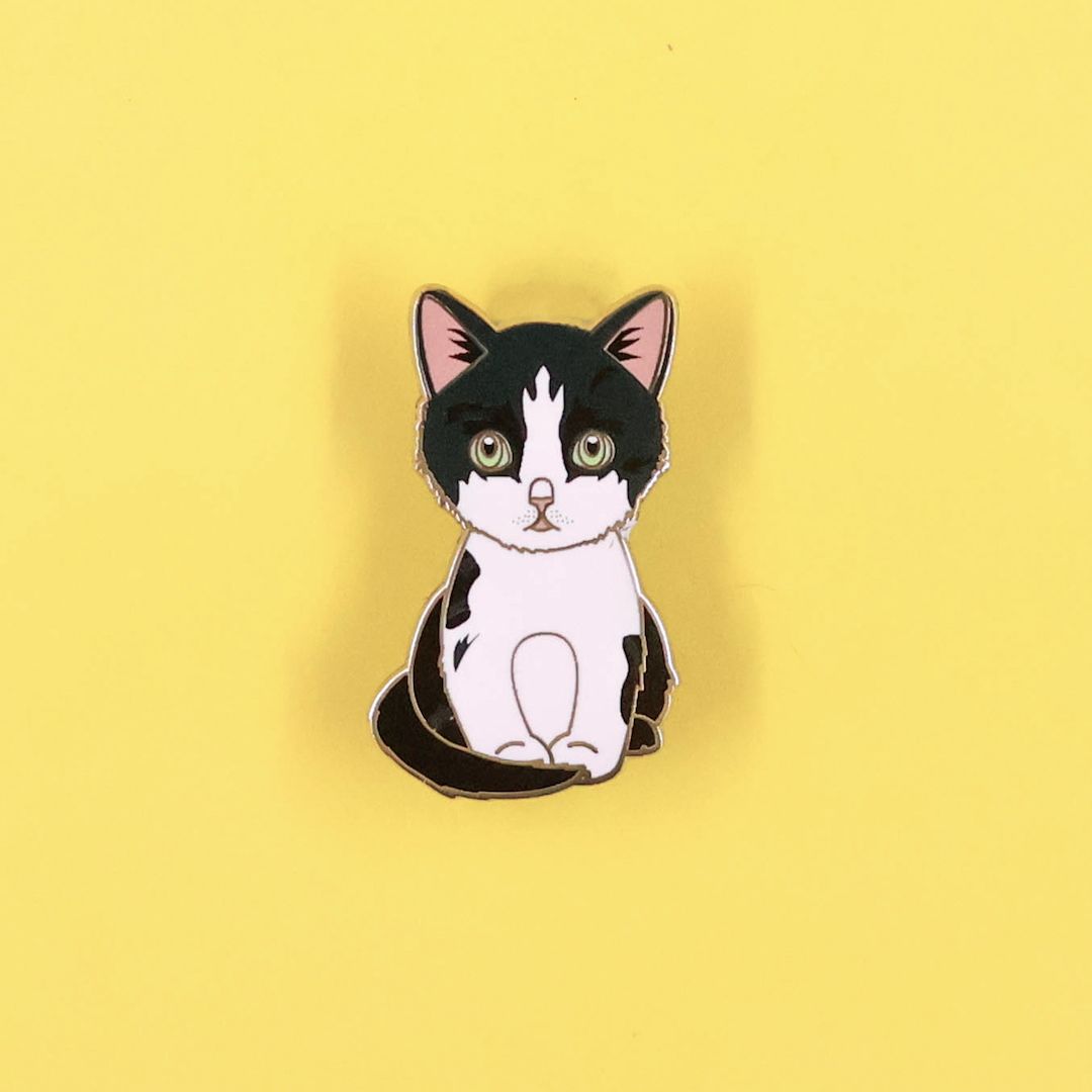 PIN GATO BLANCO CON NEGRO