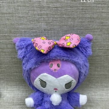 Imagen del producto COLECCIÓN SANRIO EN PIYAMA (KUROMI) 22 CM