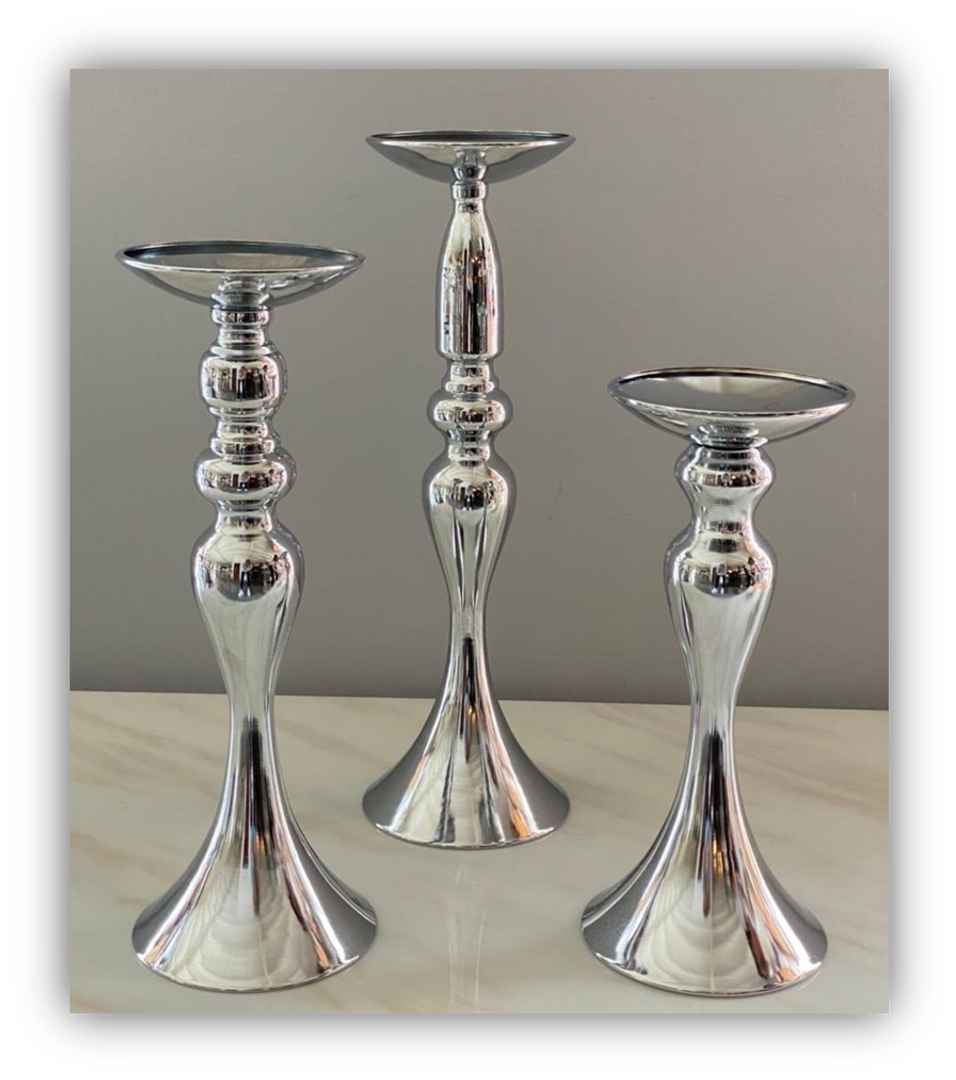 Bases para flores plateadas en metal.