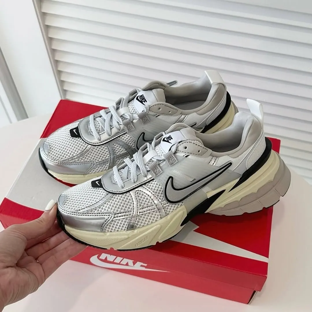 NIKE V2K RUN PLATEADAS